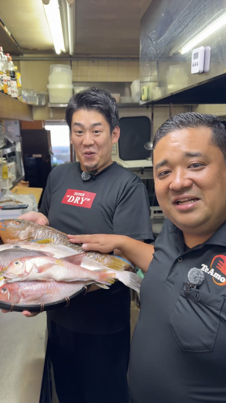 鮮魚を手にするTe Amoスタッフ