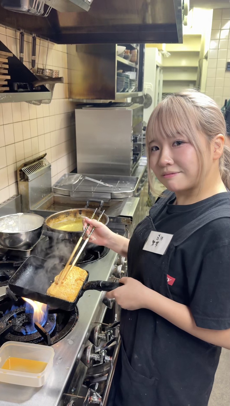 厨房で調理を学ぶTe Amoスタッフ