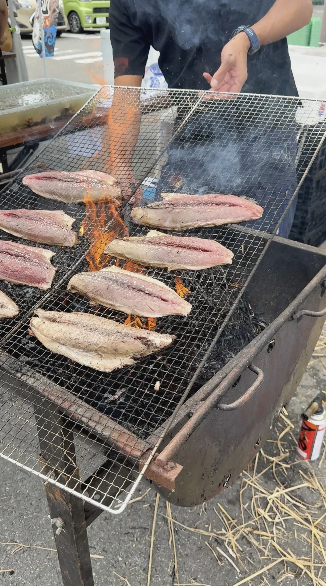 魚和水産の店頭で開催したカツオの藁焼きイベント