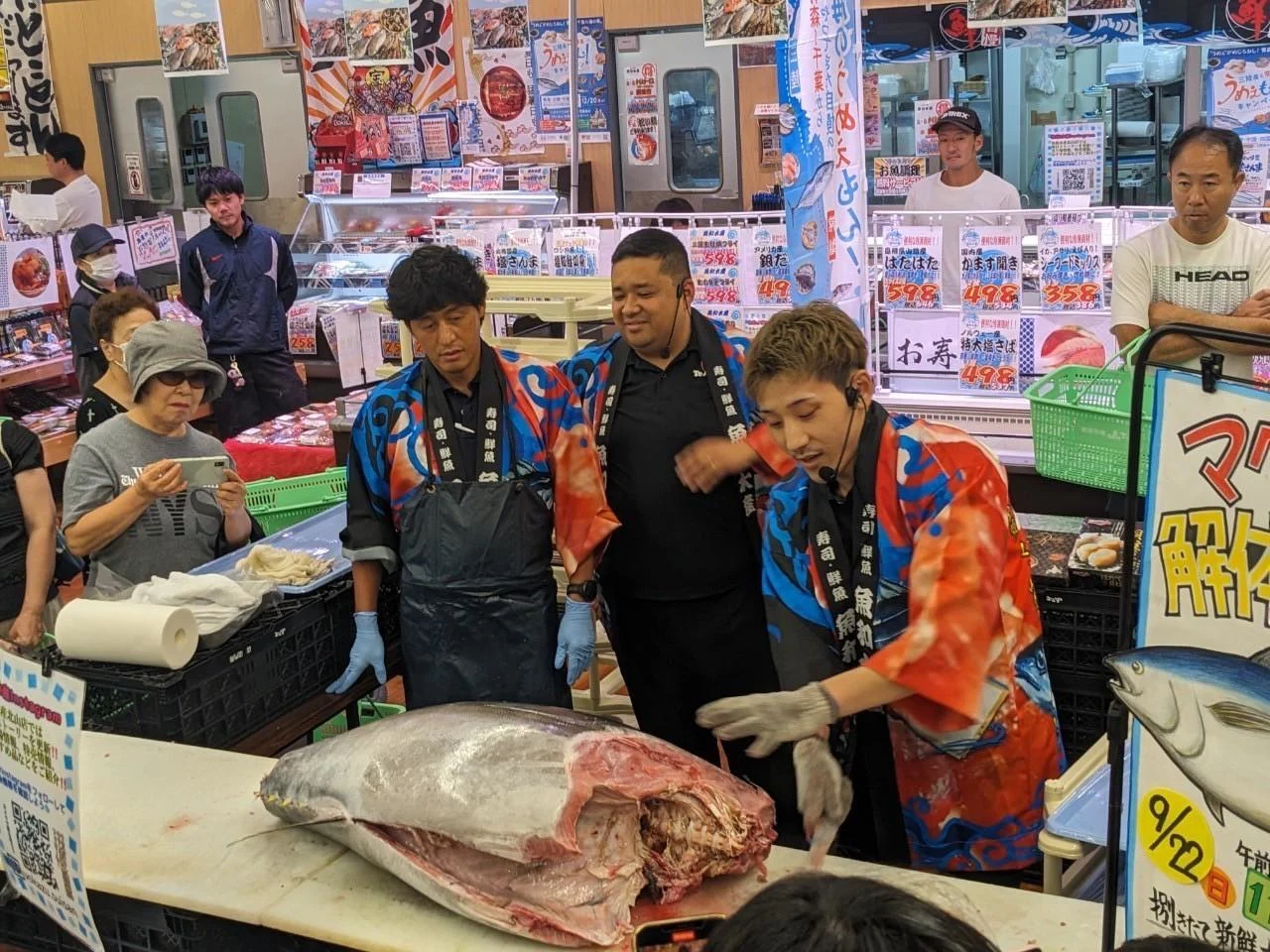 魚和水産で開催したマグロ解体ショー