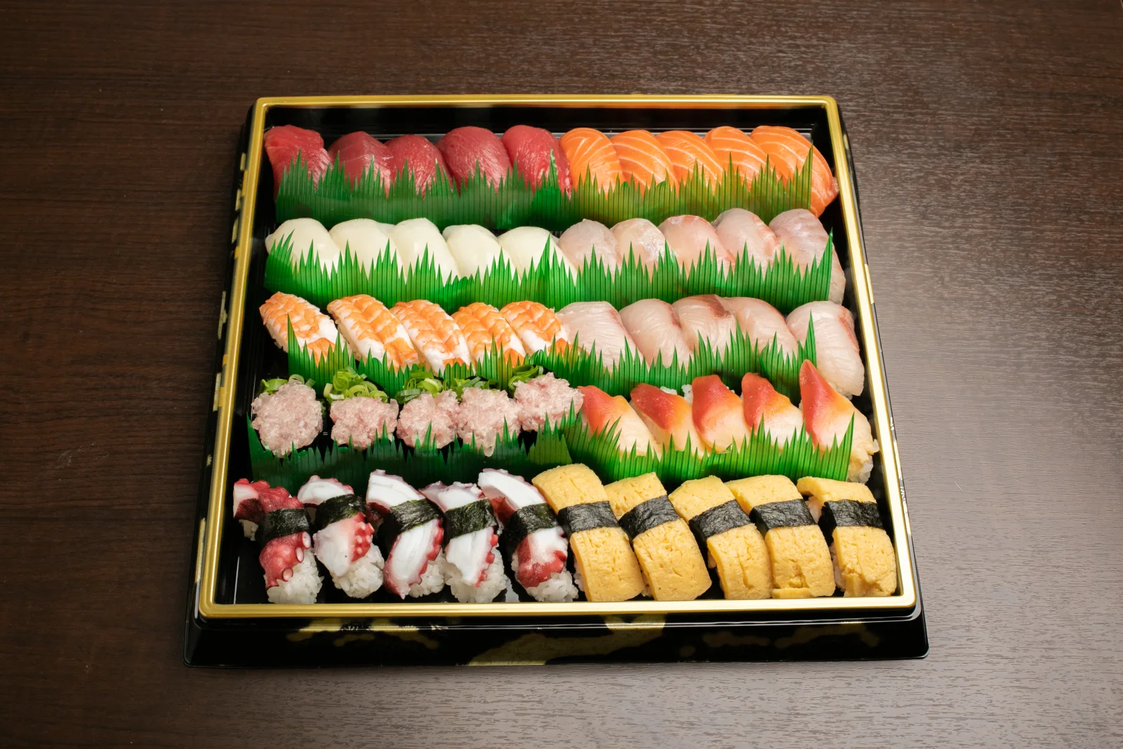 魚和水産で販売する寿司の盛り合わせ